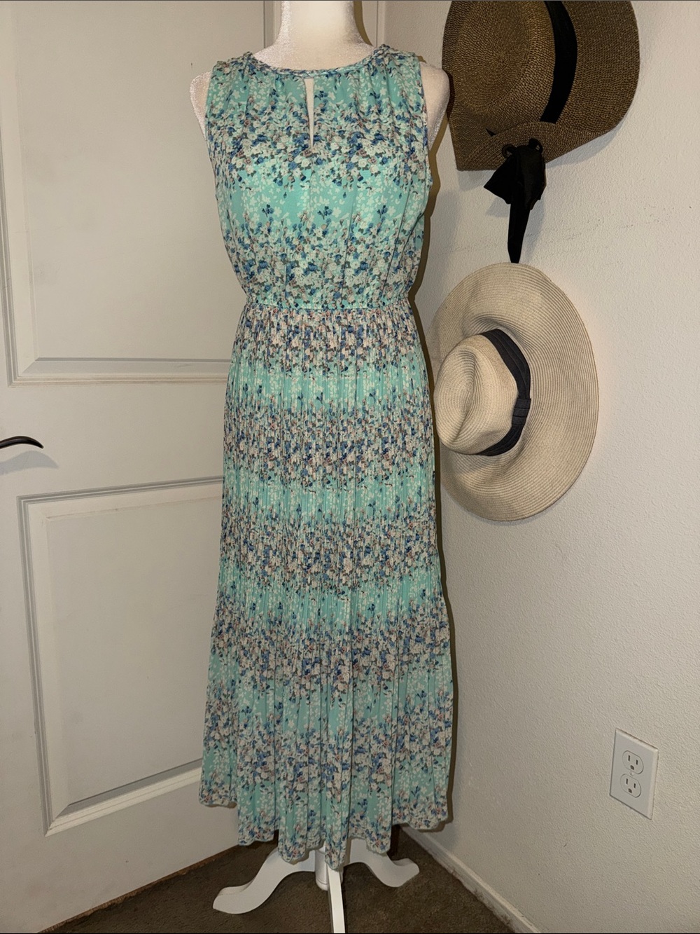 Preowned Mason Jules Sleeveless Mint Floral Pleated midi Dress